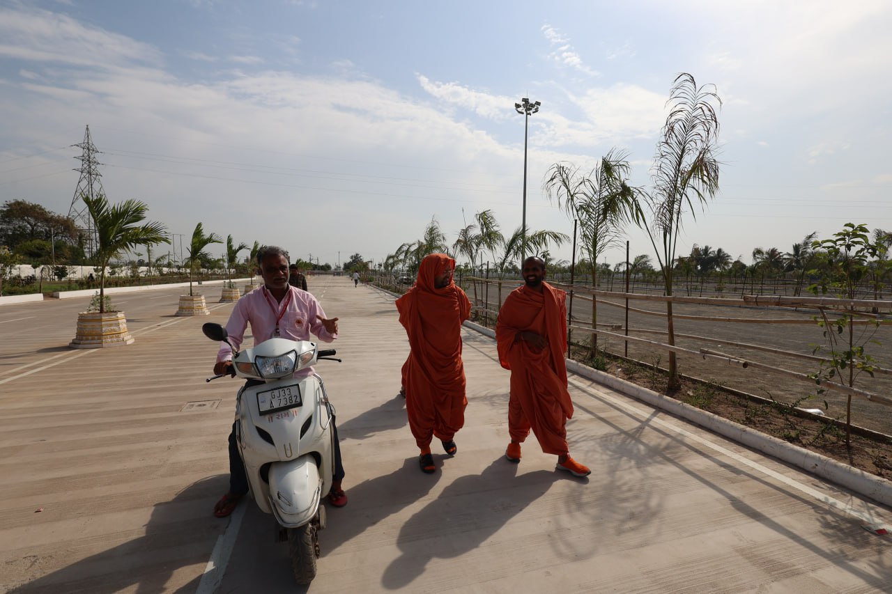 18-02-2025 Swamiji Visit salangpur dham (10)