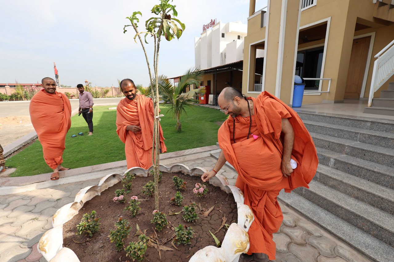 18-02-2025 Swamiji Visit salangpur dham (16)