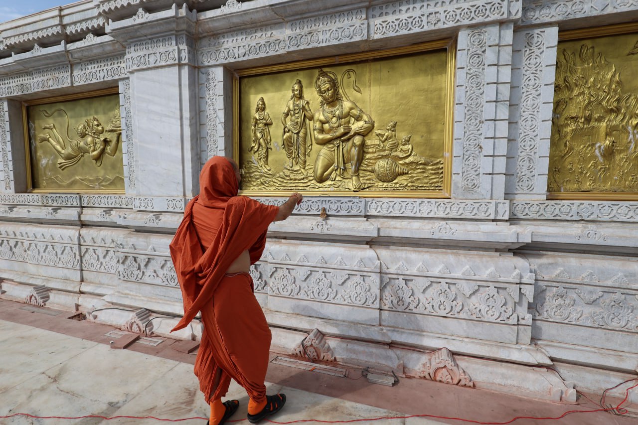 18-02-2025 Swamiji Visit salangpur dham (18)