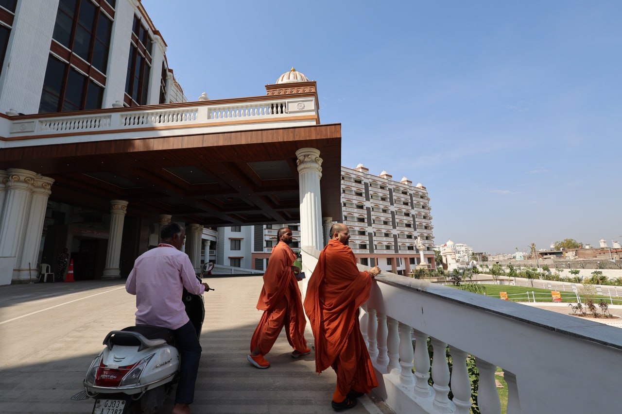 18-02-2025 Swamiji Visit salangpur dham (19)