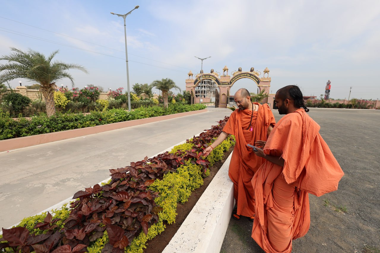 18-02-2025 Swamiji Visit salangpur dham (20)