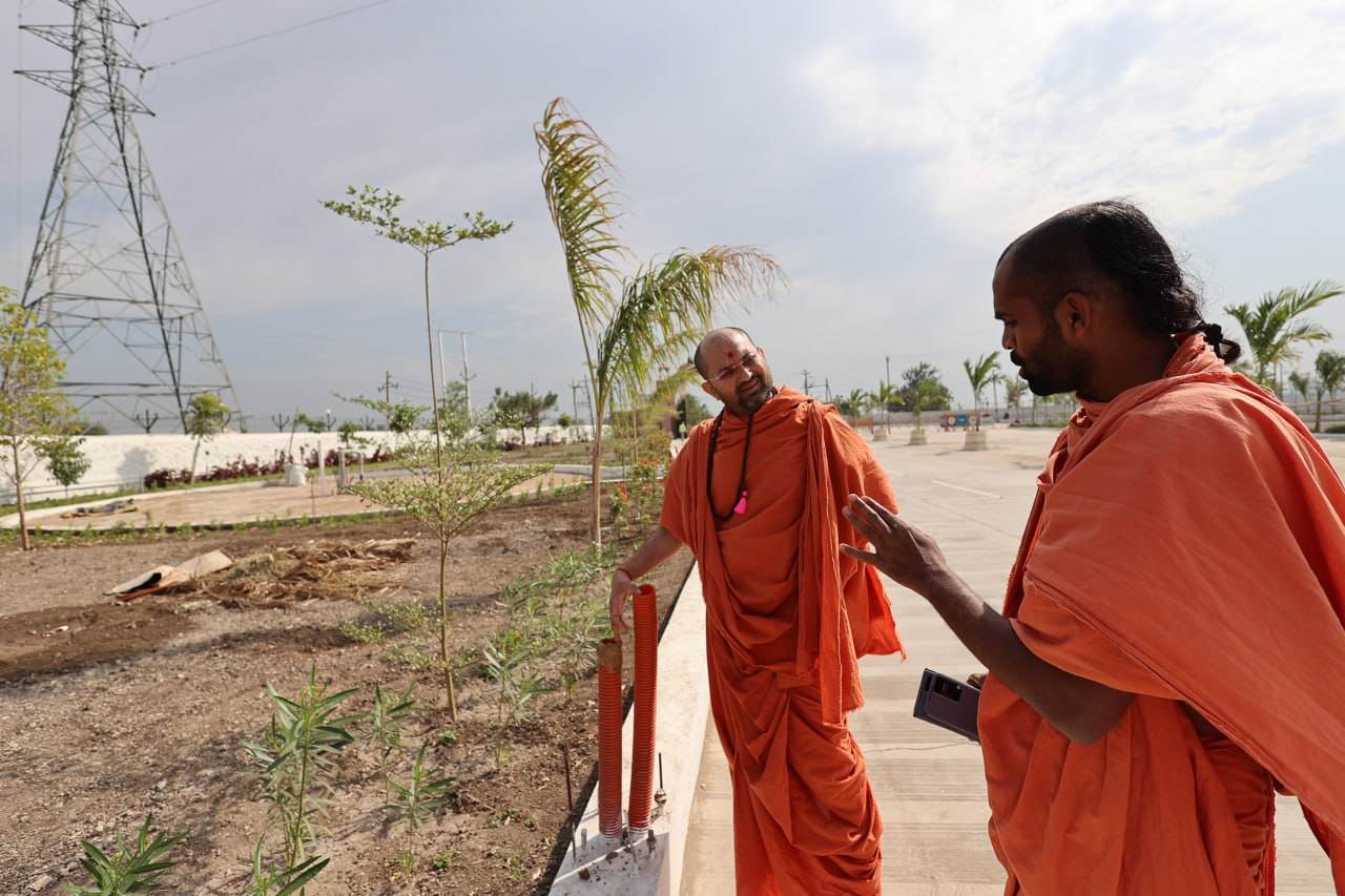 18-02-2025 Swamiji Visit salangpur dham (3)