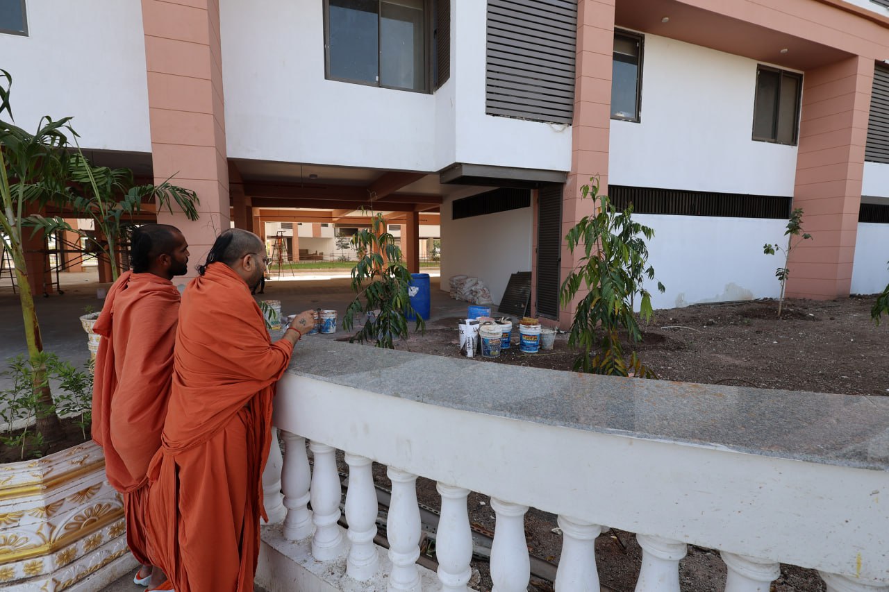 18-02-2025 Swamiji Visit salangpur dham (5)